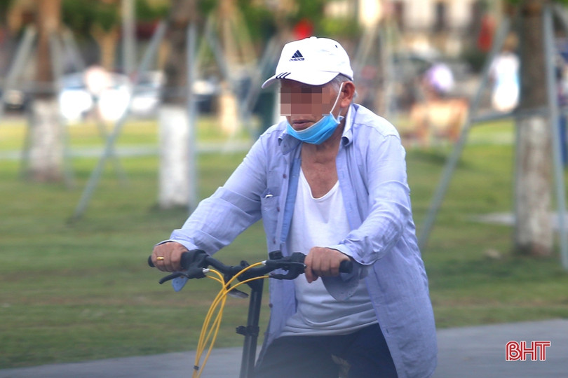 TP Hà Tĩnh: Cần đeo khẩu trang đúng quy định khi tập thể dục nơi công cộng