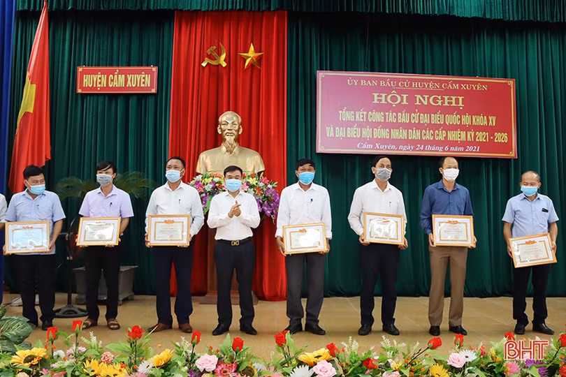 Cẩm Xuyên khen thưởng 61 tập thể, cá nhân trong công tác bầu cử