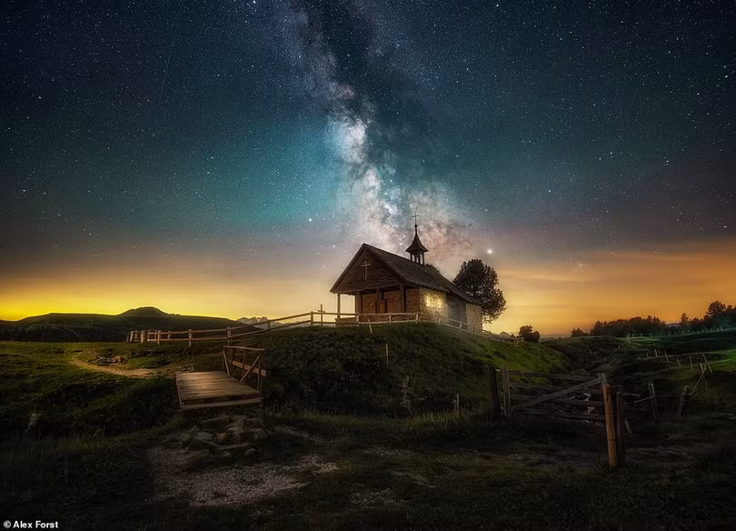 Bộ ảnh phong cảnh siêu thực dưới bầu trời đầy sao