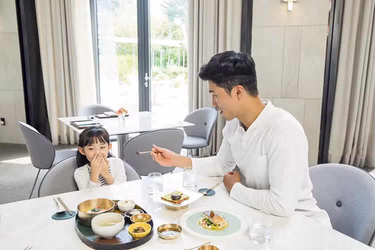 Những điều cha mẹ cần “buông bỏ” để con thành công