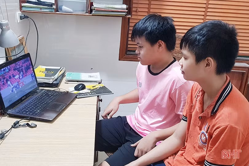 Người hâm mộ Hà Tĩnh xem Euro tại nhà để phòng dịch Covid-19