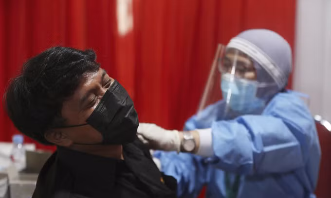 Châu Á bất ngờ tăng tốc tiêm chủng