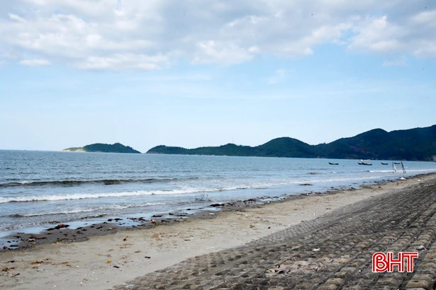 Phố biển Lộc Hà vắng vẻ trong chiều đầu tiên mở cửa trở lại