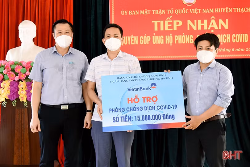Trao tặng 150 triệu đồng hỗ trợ công tác phòng, chống dịch bệnh Covid-19
