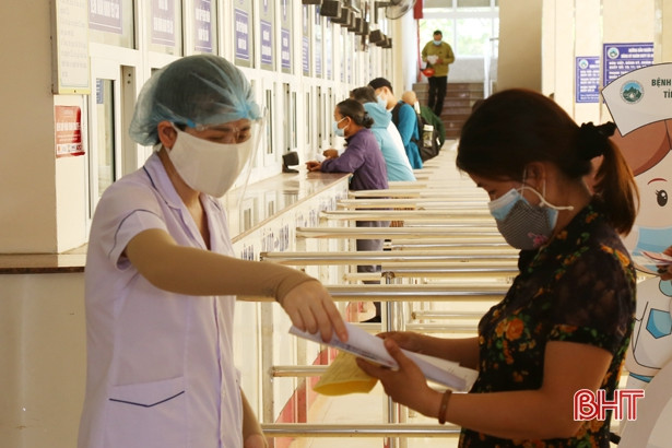 BVĐK Hà Tĩnh siết chặt phòng dịch khi mở lại một phần hoạt động khám, chữa bệnh ngoại trú