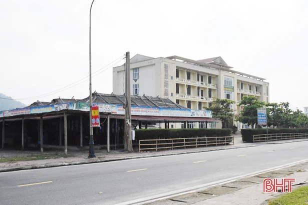 Phố biển Lộc Hà vắng vẻ trong chiều đầu tiên mở cửa trở lại