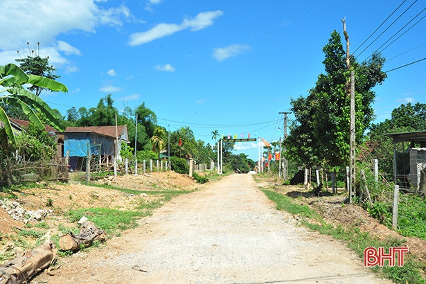 Người dân miền núi Hà Tĩnh hiến hơn 10.000 m<sup>2</sup> xây dựng huyện lộ 6