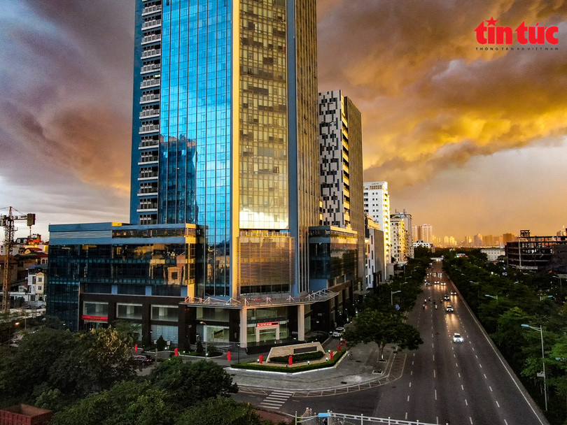 Ấn tượng với mây trời cuồn cuộn trước cơn giông lớn ở Hà Nội