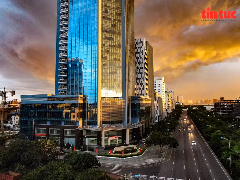 Ấn tượng với mây trời cuồn cuộn trước cơn giông lớn ở Hà Nội