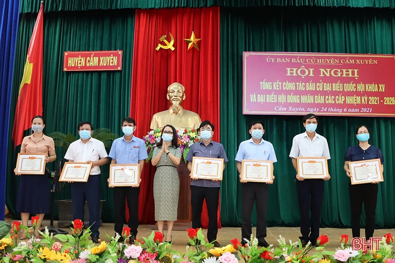 Cẩm Xuyên khen thưởng 61 tập thể, cá nhân trong công tác bầu cử