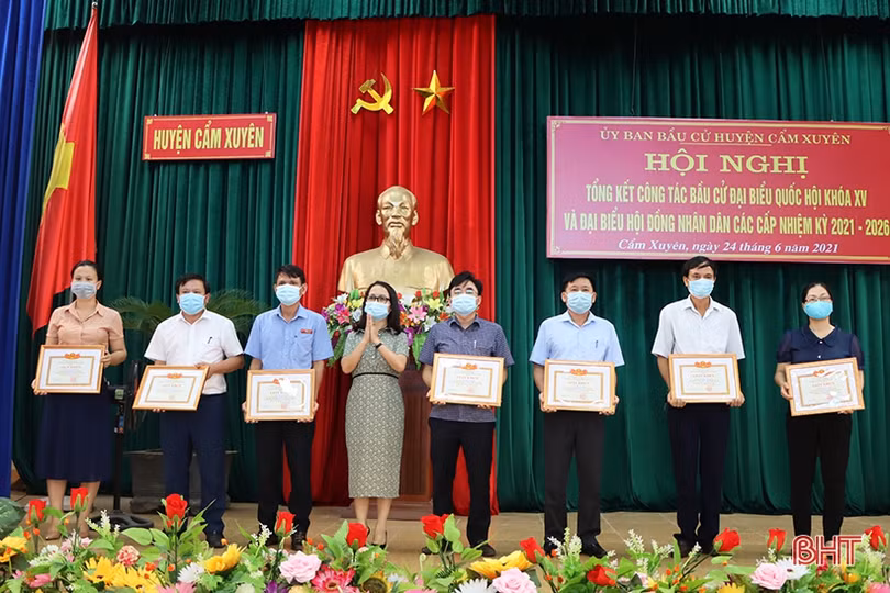 Cẩm Xuyên khen thưởng 61 tập thể, cá nhân trong công tác bầu cử