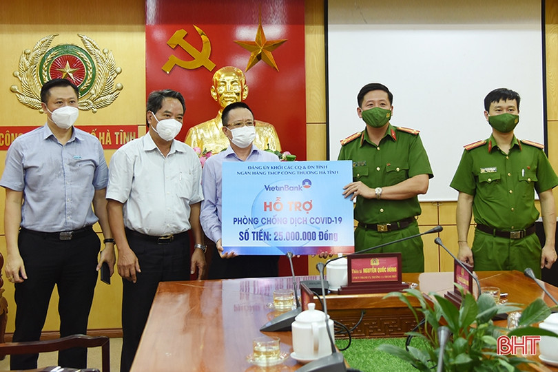 Trao tặng 150 triệu đồng hỗ trợ công tác phòng, chống dịch bệnh Covid-19