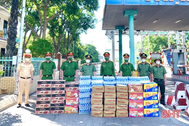 Công an TP Hà Tĩnh trao tặng nhu yếu phẩm cho lực lượng tuyến đầu chống dịch Covid-19 ở Nghệ An