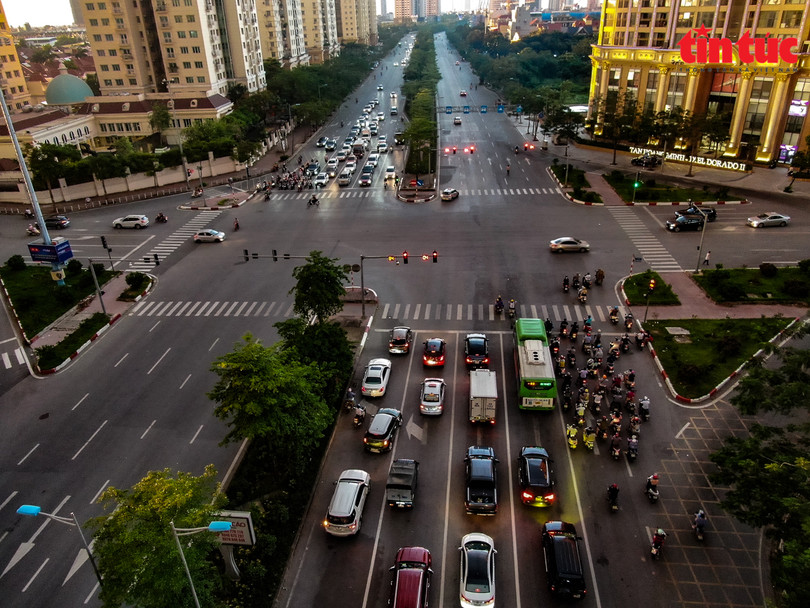 Ấn tượng với mây trời cuồn cuộn trước cơn giông lớn ở Hà Nội