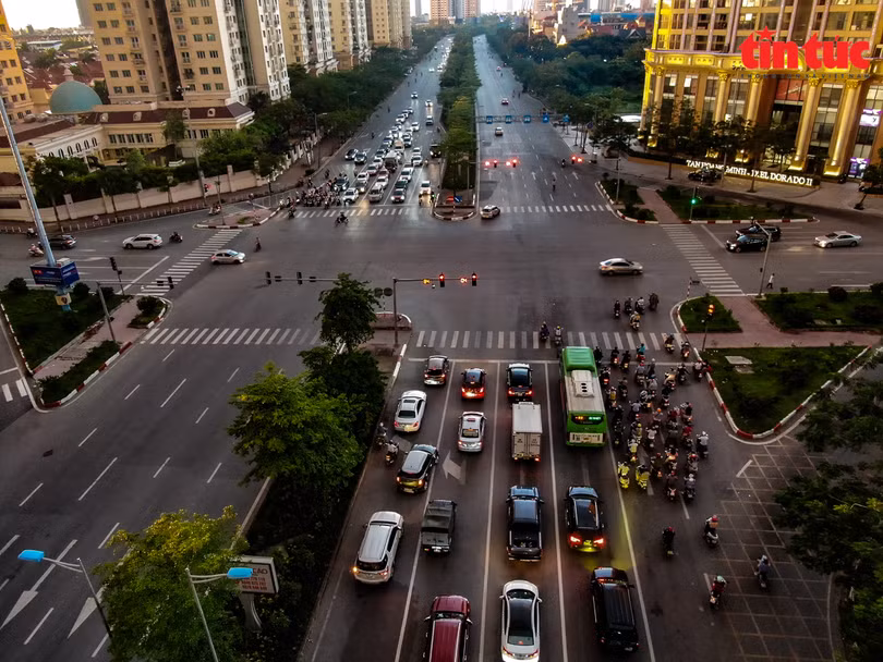 Ấn tượng với mây trời cuồn cuộn trước cơn giông lớn ở Hà Nội