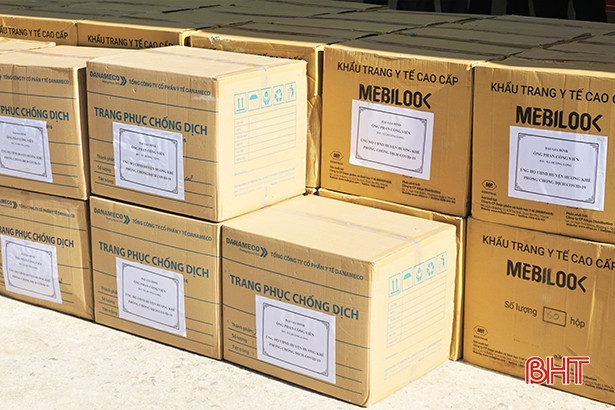 Hà Tĩnh: Một gia đình ủng hộ khẩu trang, đồ bảo hộ y tế trị giá 250 triệu đồng 