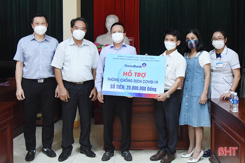 Trao tặng 150 triệu đồng hỗ trợ công tác phòng, chống dịch bệnh Covid-19