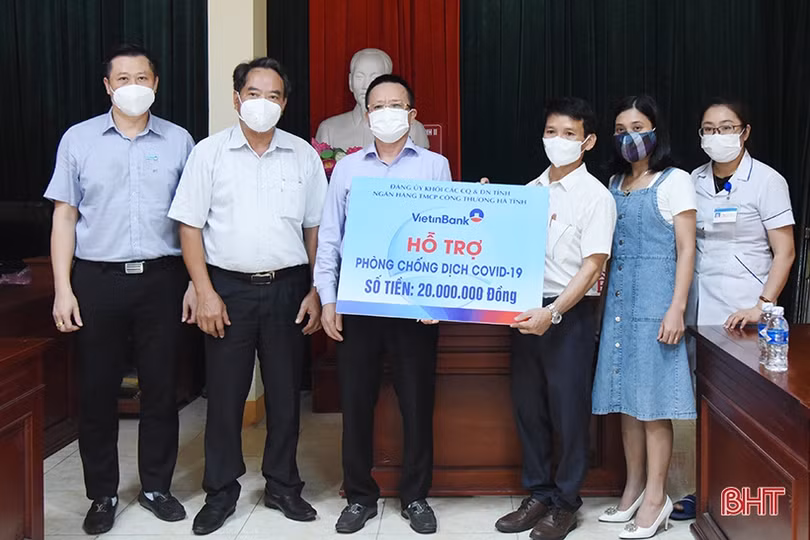 Trao tặng 150 triệu đồng hỗ trợ công tác phòng, chống dịch bệnh Covid-19