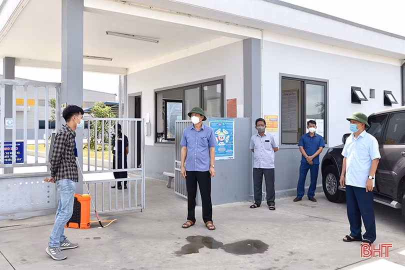 Tiếp tục xét nghiệm Covid-19 cho lao động trong doanh nghiệp ở Hồng Lĩnh