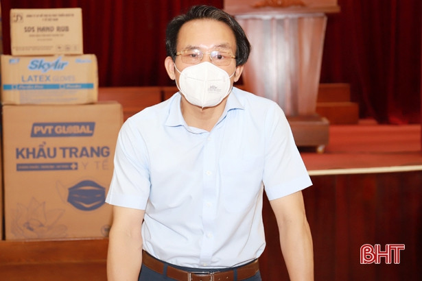 Một người con Nghi Xuân trao 100 triệu hỗ trợ phòng, chống dịch Covid-19