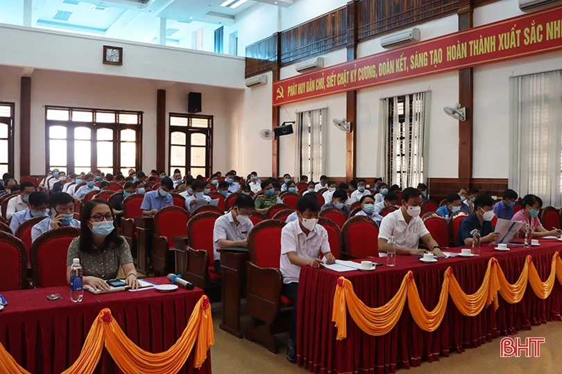 Cẩm Xuyên khen thưởng 61 tập thể, cá nhân trong công tác bầu cử