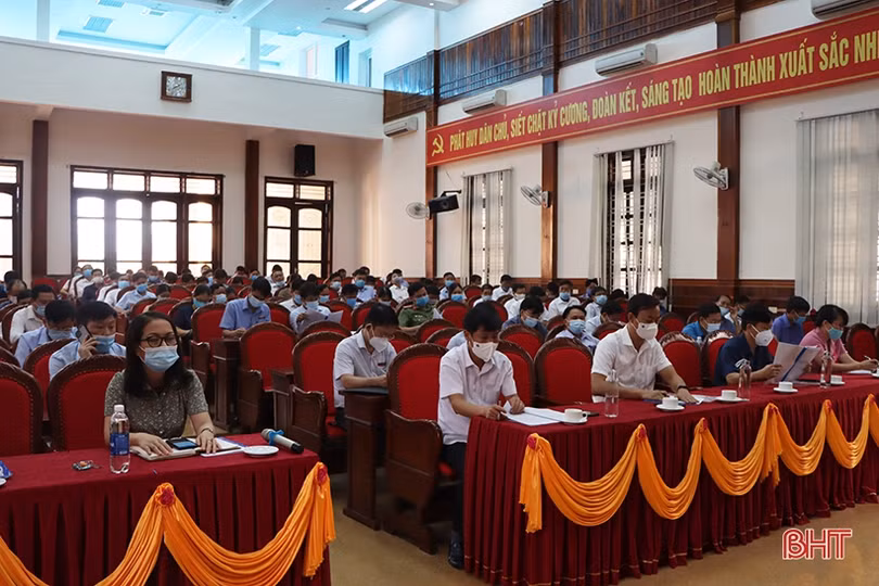 Cẩm Xuyên khen thưởng 61 tập thể, cá nhân trong công tác bầu cử