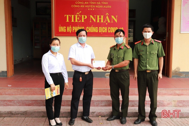 Trao hỗ trợ các lực lượng phòng, chống dịch Covid-19 ở Nghi Xuân