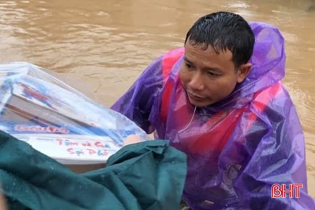 Cán bộ thôn ở vùng lũ Hà Tĩnh - nỗi niềm biết tỏ cùng ai!