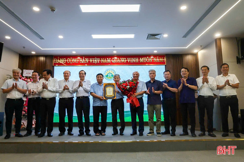 Các đồng chí trong BCH tặng hoa và chụp ảnh kỷ niệm cùng ông Đặng Quốc Tiến và ông Nguyễn Chí Dũng.