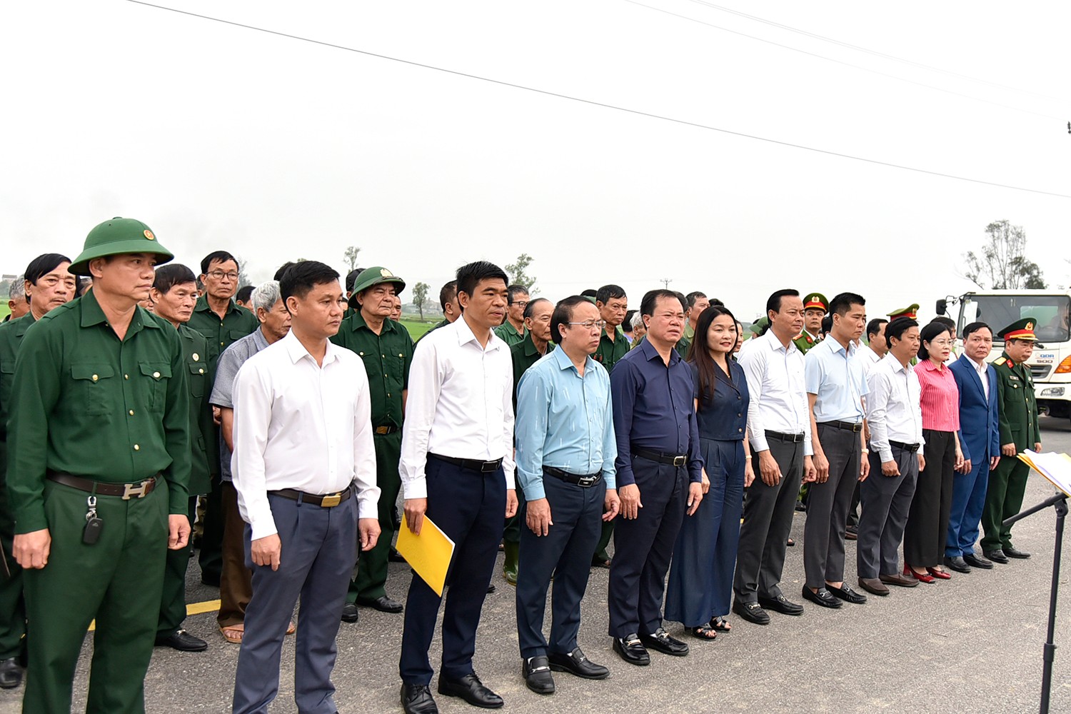 Đại biểu dự lễ phát động trồng cây đầu năm.