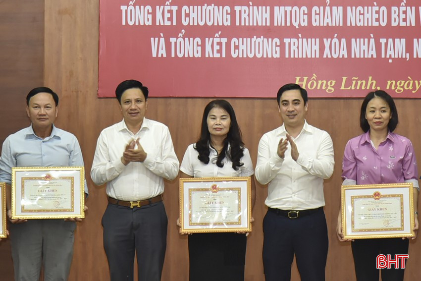 Die Verantwortlichen der Stadt Hong Linh verliehen Kollektiven mit herausragenden Leistungen in der Nachahmungsbewegung „Für die Armen – niemanden zurücklassen im Zeitraum 2021–2025“ Verdiensturkunden … bqbht_br_dt-dsc1747.jpg