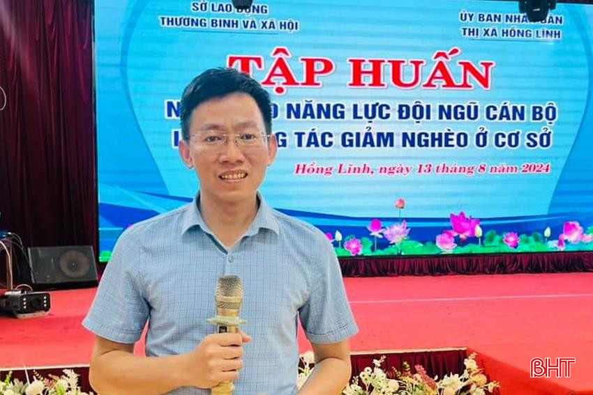 Đại diện Sở Thông tin và Truyền thông truyền đạt nội dung chuyên đề: Phương pháp truyền thông về giảm nghèo và giảm nghèo về thông tin. DT z5727540465001_7c129d98370fea6e6766eea4b0632ca3.jpg