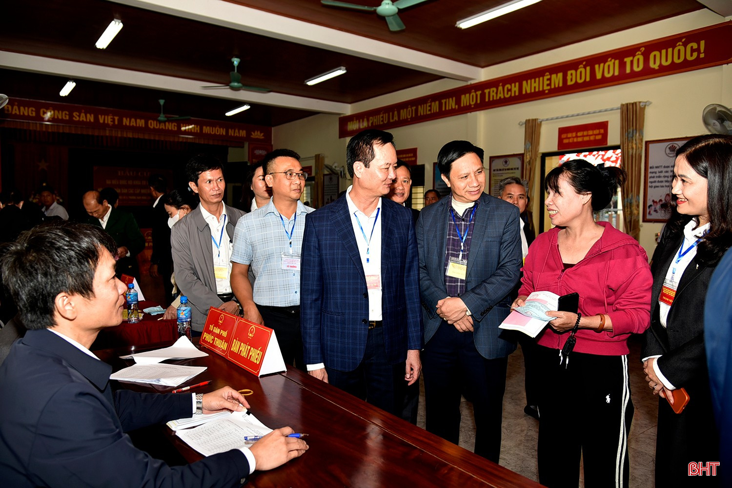 Ngay sau khi thực hiện quyền công dân, Phó Chủ tịch Thường trực UBND tỉnh Trần Báu Hà đã đi kiểm tra công tác bầu cử tại phường Nam Hồng Lĩnh.