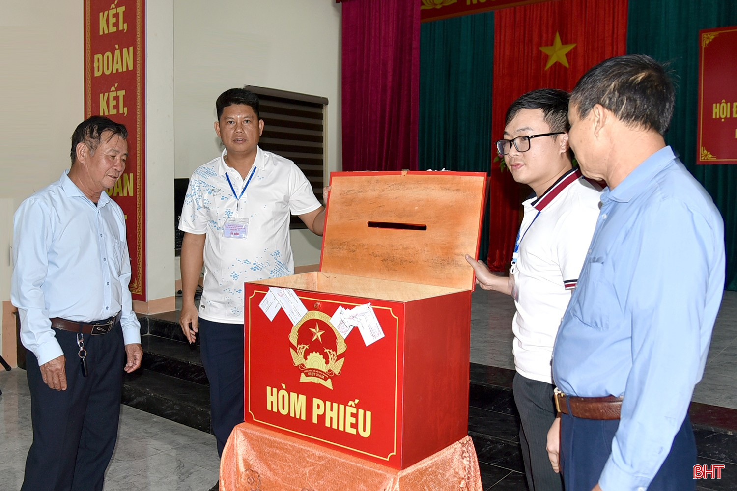 8 khu vực bỏ phiếu trên địa bàn phường Nam Hồng Lĩnh đồng loạt thực hiện việc kiểm phiếu.