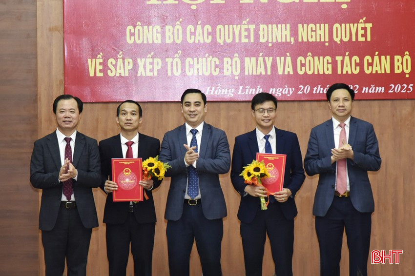 Lãnh đạo TX Hồng Lĩnh trao quyết định bổ nhiệm cán bộ Phòng Văn hóa, Khoa học và Thông tin; Văn phòng HĐND và UBND thị xã.