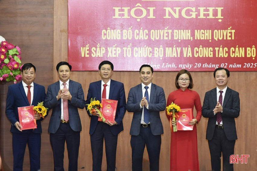 Lãnh đạo TX Hồng Lĩnh trao quyết định bổ nhiệm cán bộ Phòng Nội vụ.