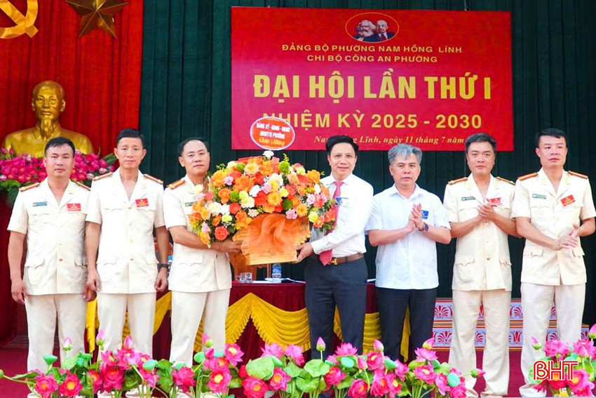 Lãnh đạo phường Nam Hồng Lĩnh tặng hoa chúc mừng Đại hội Chi bộ Công an phường Nam Hồng Lĩnh lần thứ I. bqbht_br_dt-dh-ca-44-n.jpg
