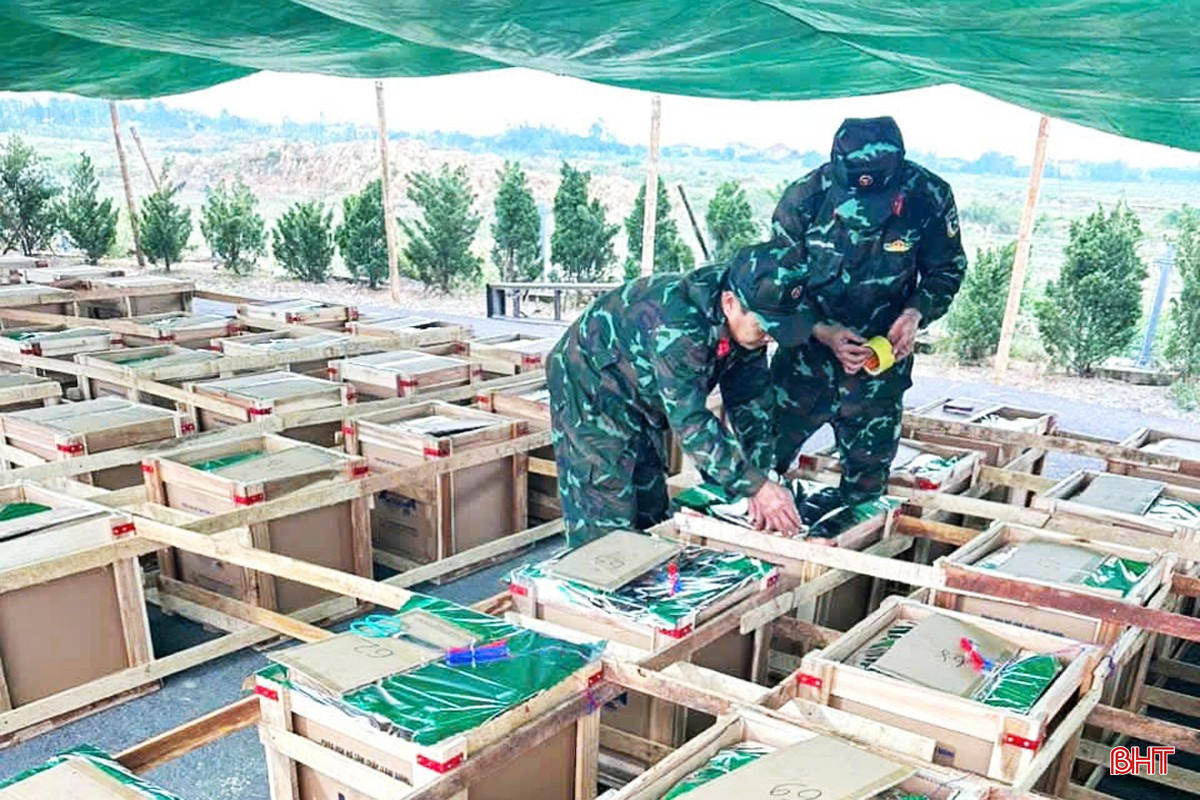 Màn pháo hoa gồm 120 giàn, kéo dài 15 phút vào thời khắc Giao thừa. Các cán bộ, chiến sĩ Ban CHQS thị xã Hồng Lĩnh đã hoàn thành công đoạn lắp đặt giàn pháo, sẵn sàng cho giờ khai hoả.