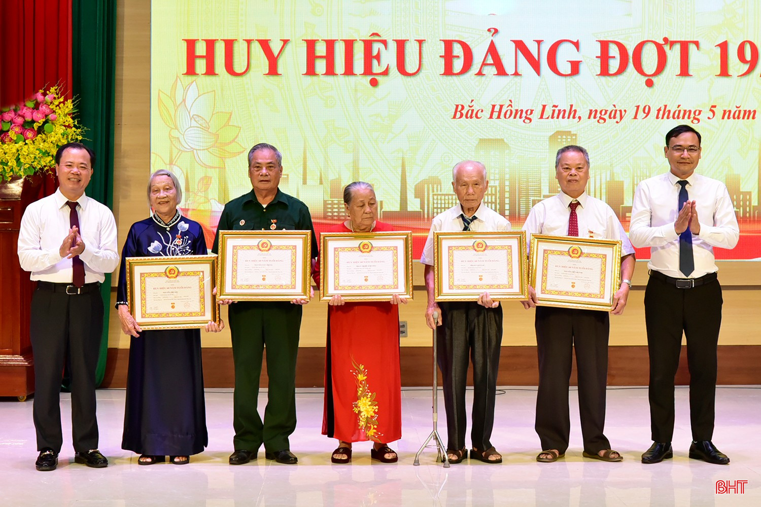 Đại diện lãnh đạo Ban Tuyên giáo và Dân vận Tỉnh ủy và phường Bắc Hồng Lĩnh trao Huy hiệu 60 năm tuổi Đảng cho đảng viên.