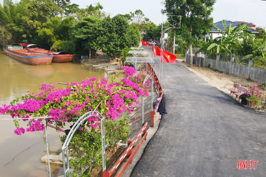 Tuyến đường hoa giấy ở TDP Tuần Cầu, phường Trung Lương khoe sắc. bqbht_br_dt-dji-0074-sua.jpg