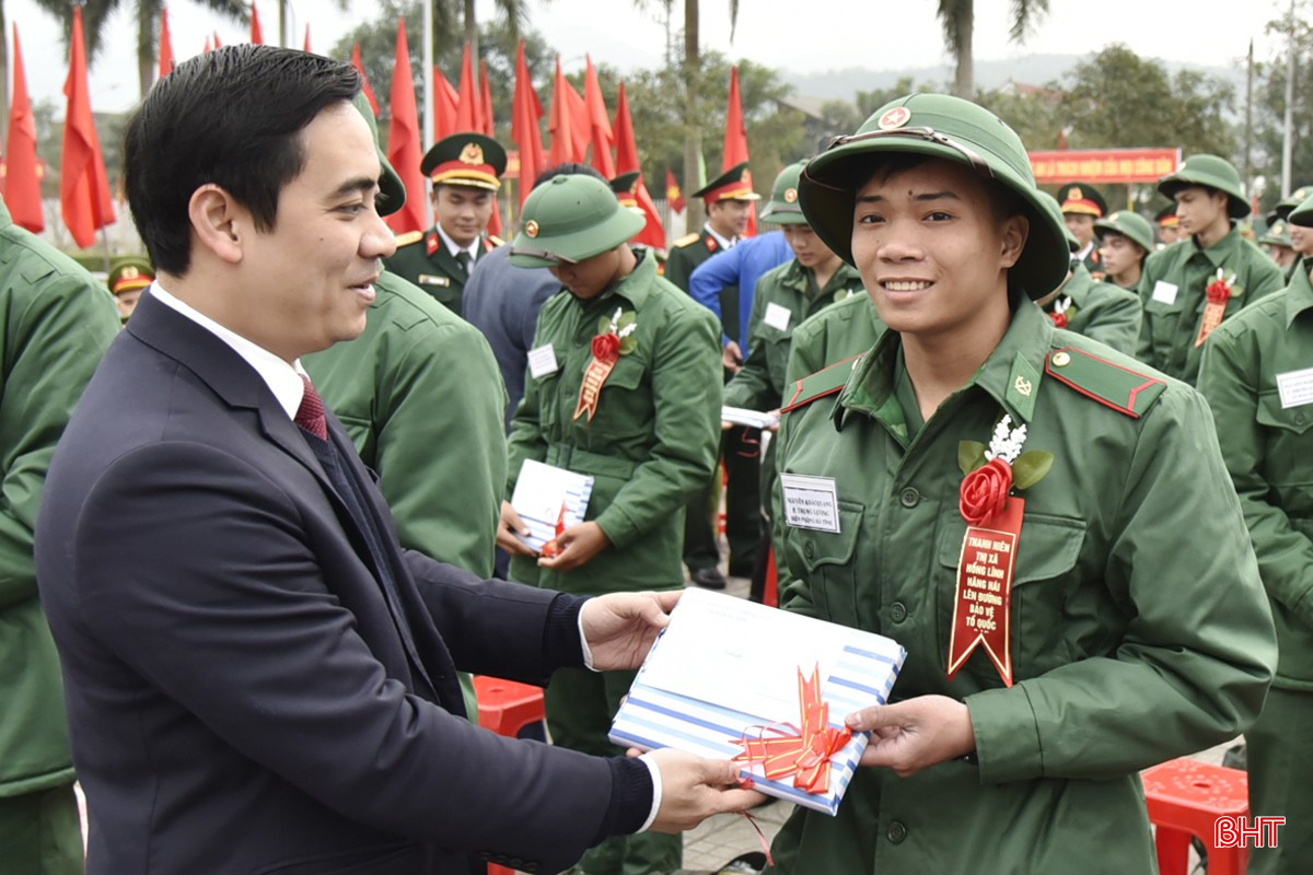 ... và lãnh đạo TX Hồng Lĩnh tặng quà chúc mừng các tân binh.