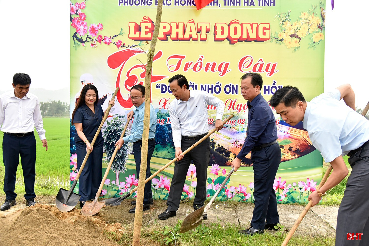 Trưởng ban Tuyên giáo và Dân vận Tỉnh ủy Hà Văn Hùng, Phó Bí thư chuyên trách Đảng ủy UBND tỉnh Nguyễn Thị Hà Tân cùng lãnh đạo phường Bắc Hồng Lĩnh tham gia trồng cây xanh trên tuyến đường Chu Văn An ở TDP Tiên Sơn.