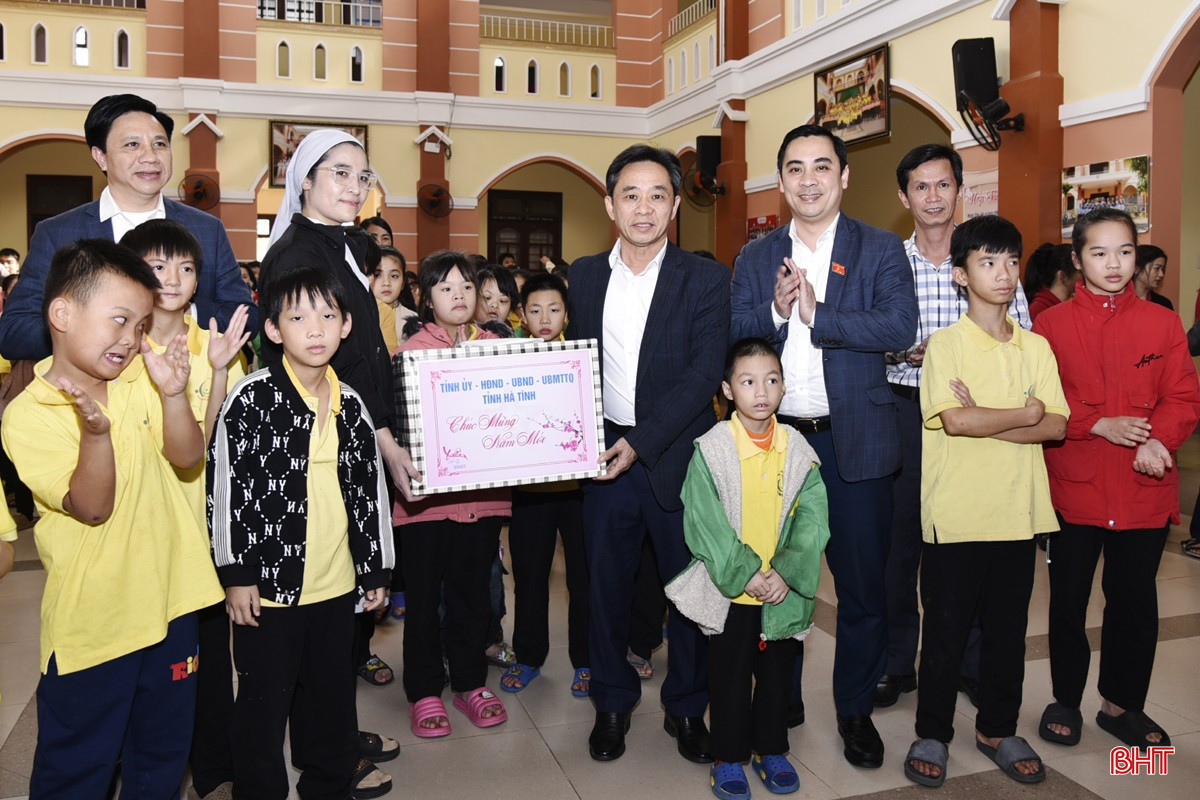 ... và tặng quà (trị giá 100 triệu đồng) cho Trung tâm Hỗ trợ phát triển giáo dục hòa nhập trẻ khuyết tật Hồng Lĩnh. bqbht_br_dt-dsc6740.jpg