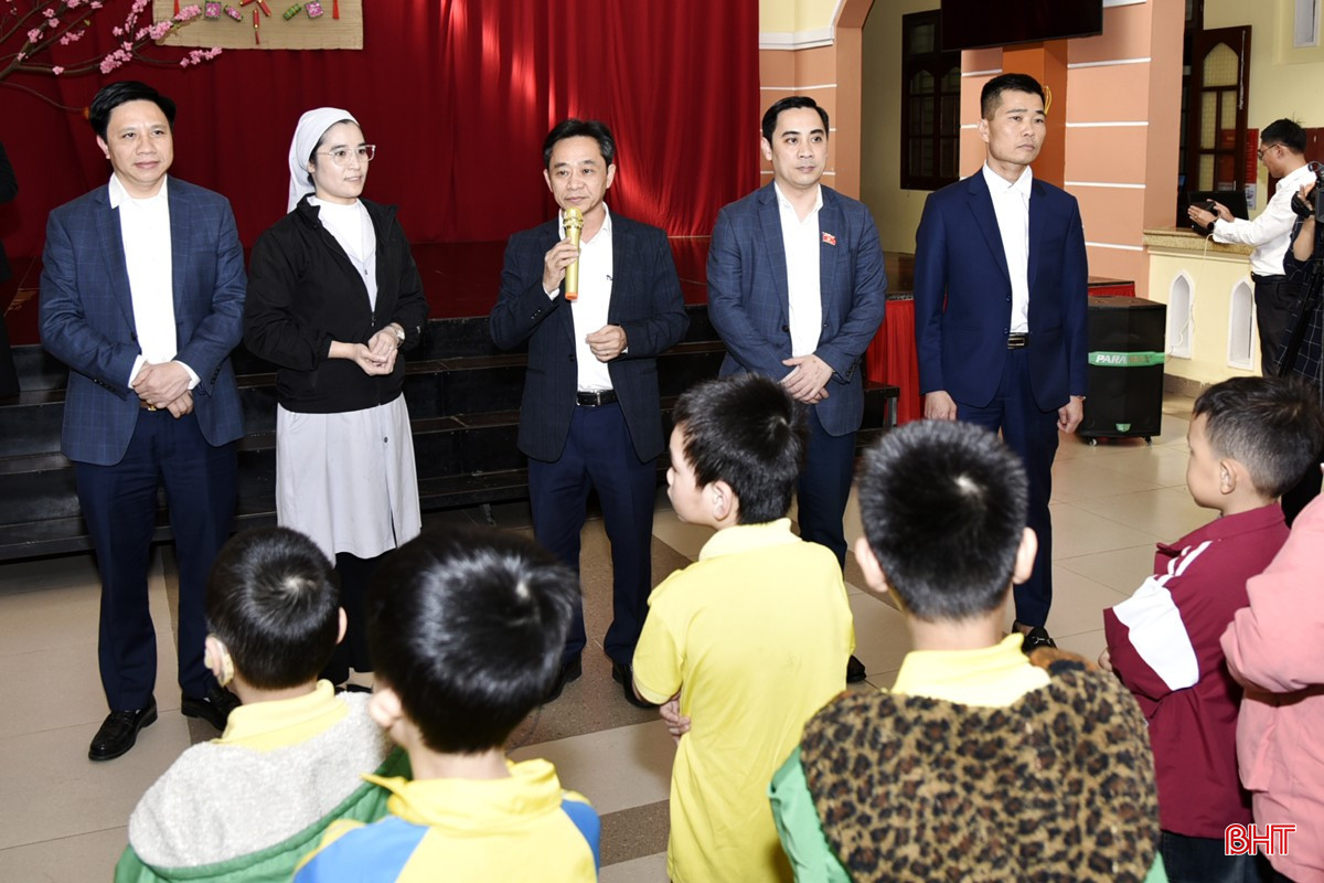 Phó Bí thư Thường trực Tỉnh ủy Trần Thế Dũng chúc Tết và hỏi thăm tình hình chăm sóc, nuôi dưỡng trẻ khuyết tật... bqbht_br_dt-dsc6735.jpg