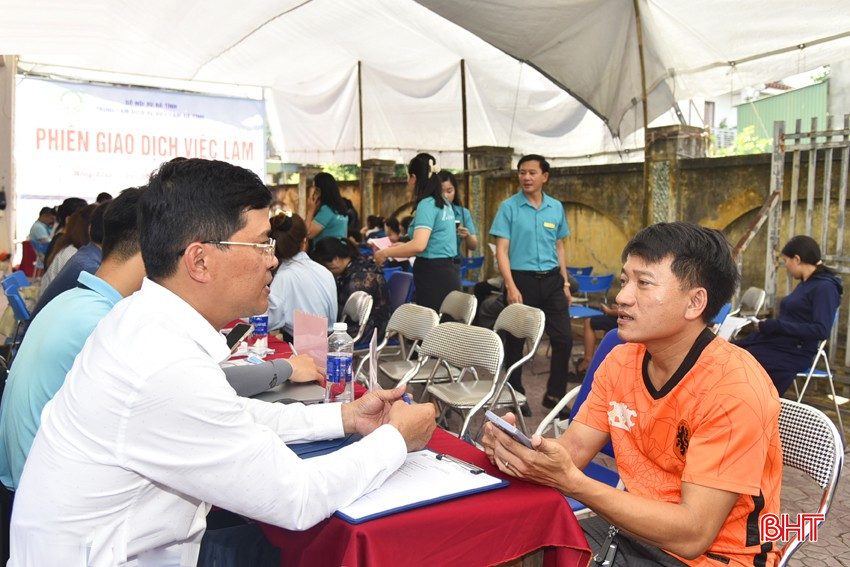 Representative of Nghi Xuan Viet Hai High-tech Components Manufacturing Co., Ltd. (Nghi Xuan) interviewed and recruited workers directly at the job fair. bqbht_br_dt-dsc1712.jpg