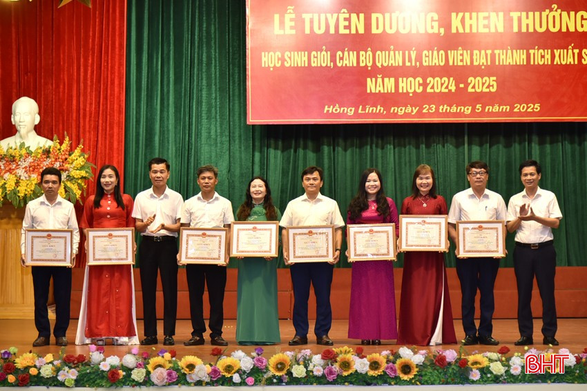ថ្នាក់ដឹកនាំក្រុង Hong Linh ប្រគល់ប័ណ្ណសរសើរ ដល់អ្នកគ្រប់គ្រងឆ្នើមក្នុងចលនាកសាងសាលាស្តង់ដារជាតិ... bqbht_br_dt-dsc1731.jpg