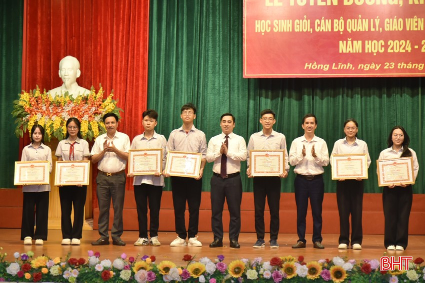 ថ្នាក់ដឹកនាំទីក្រុង Hong Linh និងតំណាងមន្ទីរអប់រំ និងបណ្តុះបណ្តាល បានប្រគល់ប័ណ្ណសរសើរពីគណៈកម្មាធិការប្រជាជនទីក្រុង ដល់និស្សិតឆ្នើមថ្នាក់ជាតិ។ bqbht_br_dt-dsc1723.jpg