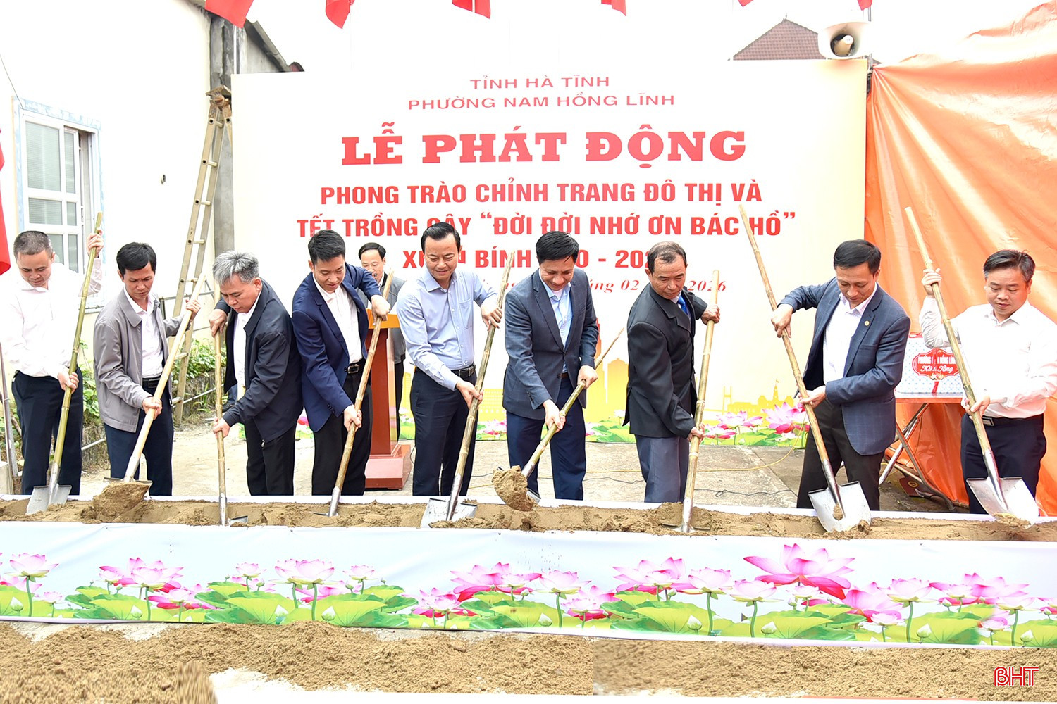 Trưởng ban Tuyên giáo và Dân vận Tỉnh ủy Hà Văn Hùng và lãnh đạo phường Nam Hồng Lĩnh động thổ khởi công công trình chỉnh trang đô thị tại TDP 6 Nam Hồng.