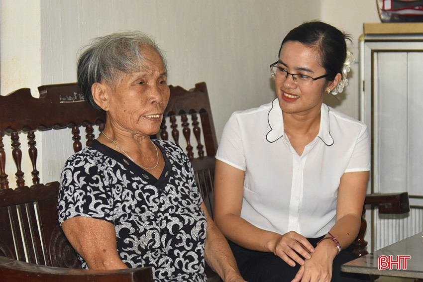 Cán bộ phường Trung Lương thăm hỏi, động viên bà Kiều Thị Đạc. bqbht_br_dt-dsc0865.jpg