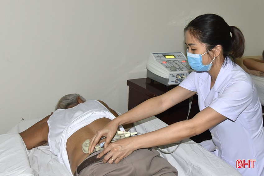 Cán bộ Trung tâm Điều dưỡng người có công - Bảo trợ xã hội Hà Tĩnh chăm sóc, phục hồi sức khoẻ cho người có công. bqbht_br_dt-dsc1147.jpg